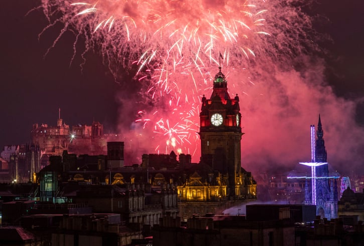 Pháo hoa được phóng từ lâu đài Edinburgh vào lúc nửa đêm trong lễ kỷ niệm năm mới Hogmanay ở Edinburgh, Scotland. Ảnh: Jane Barlow / PA