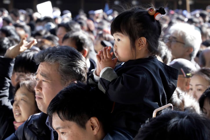 Mọi người cầu nguyện cho năm mới tại đền Meiji, Tokyo, Nhật Bản. Khoảng 3 triệu người dự kiến sẽ đến thăm ngôi đền trong ba ngày đầu năm để cầu may mắn. Ảnh: Kiyoshi Ota