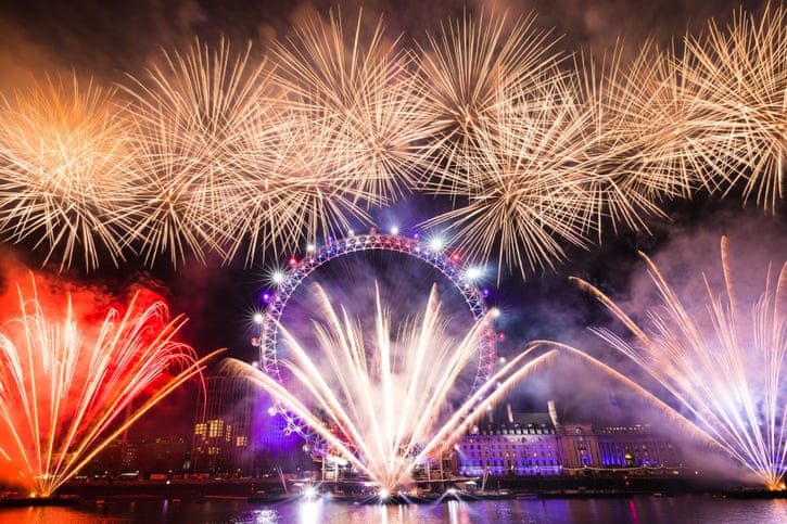 Pháo hoa thắp sáng bầu trời phía trên London Eye, Luân Đôn, Anh. Ảnh: Anadolu Agency