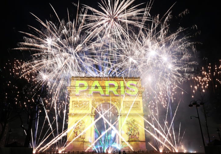 Khoảnh khắc pháo hoa bung tỏa trên Khải Hoàn Môn, Paris, Pháp. Ảnh: Kiran Ridley