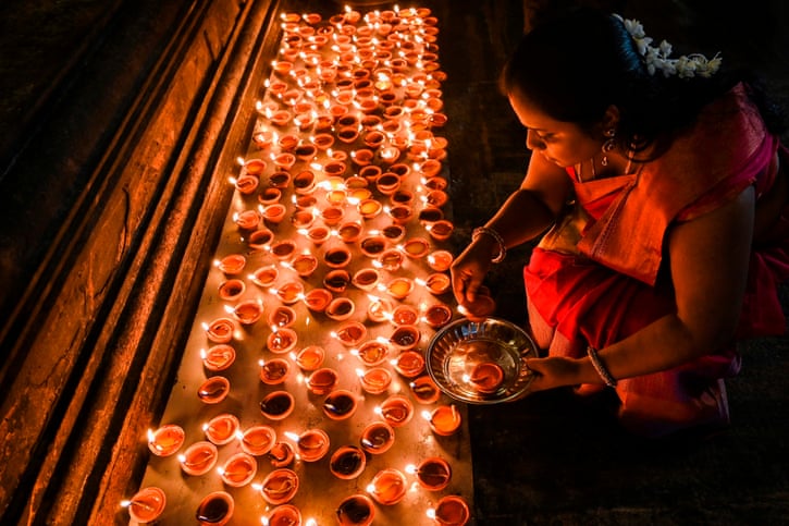 Một phụ nữ theo đạo Hindu đang thắp đèn dầu tại một ngôi đền ở Colombo, Sri Lanka. Ảnh: Wanruarachchi
