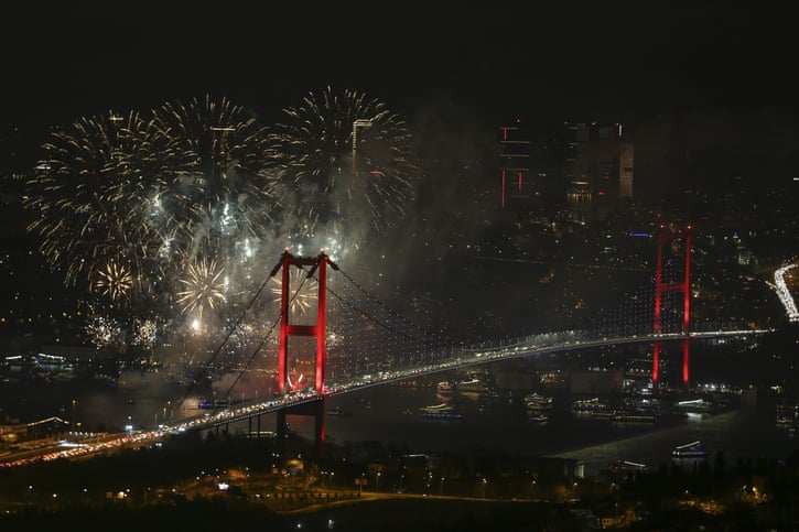 Pháo hoa thắp sáng bầu trời đêm gần Nhà thờ Hồi giáo Ortakoy và Cầu Liệt sĩ 15 tháng 7 ở Istanbul, Thổ Nhĩ Kỳ. Ảnh: Anadolu Agency