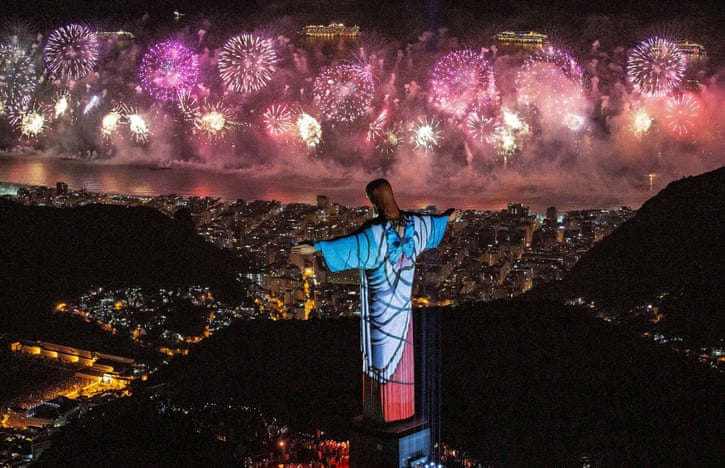 Cảnh tượng pháo hoa thắp sáng thành phố Rio de Janeiro, Brazil được chụp từ phía bức tượng Chúa Cứu thế nổi tiếng. Ảnh: Fernando Maia / EPA