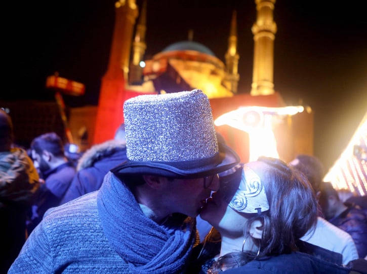 Một cắp đôi trao nhau nụ hôn trên Quảng trường Liệt sĩ thuộc Beirut, Lebanon trong khoảnh khắc đón năm mới. Ảnh: Patrick Baz / AFP
