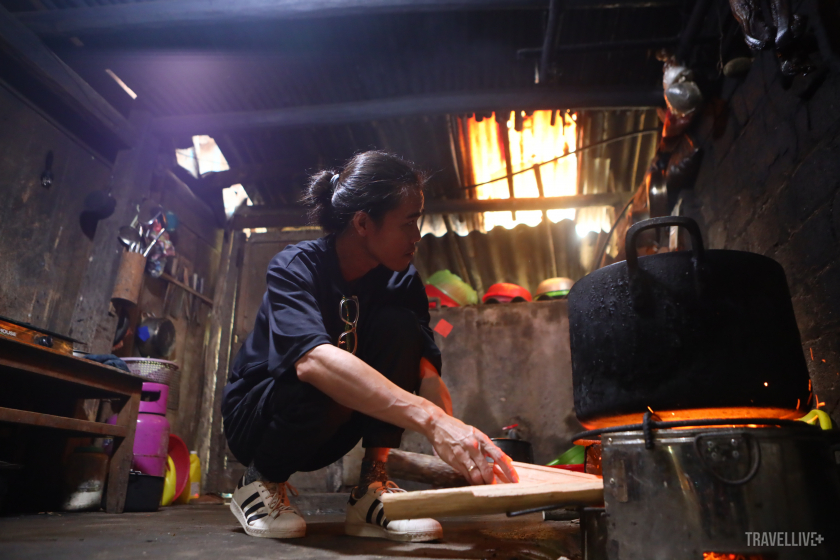 Nhiếp ảnh gia Kop Đinh sẽ canh bếp, thêm củi để luộc bánh chín.