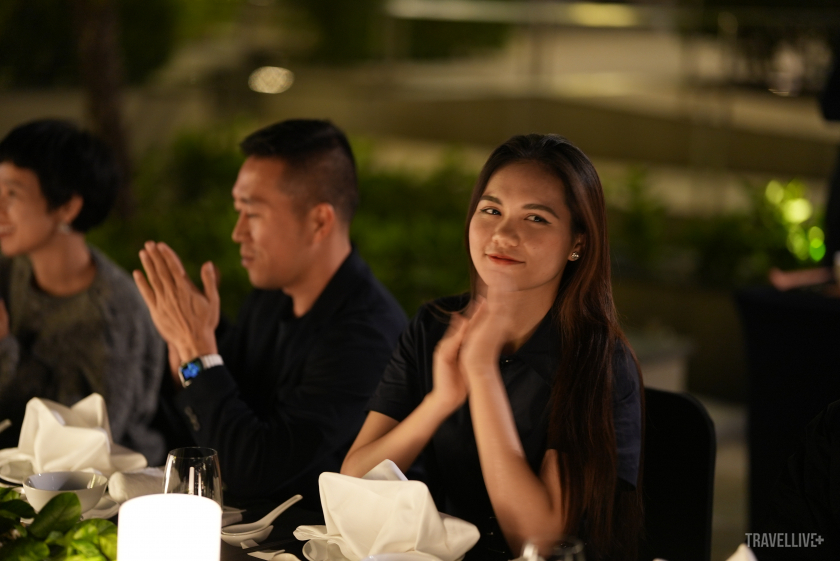 Không gian nhà hàng cạnh hồ bơi vô cùng lãng mạn, khiến Hoa hậu Du lịch Việt Nam 2022 Lương Kỳ Duyên không khỏi hào hứng.
