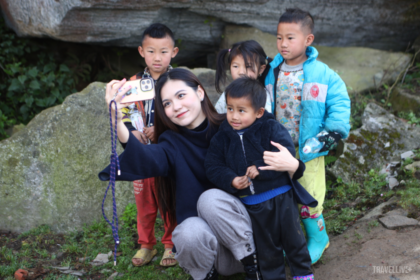 Hoa hậu Du lịch Việt Nam 2022 Lương Kỳ Duyên chụp ảnh cùng các em nhỏ.