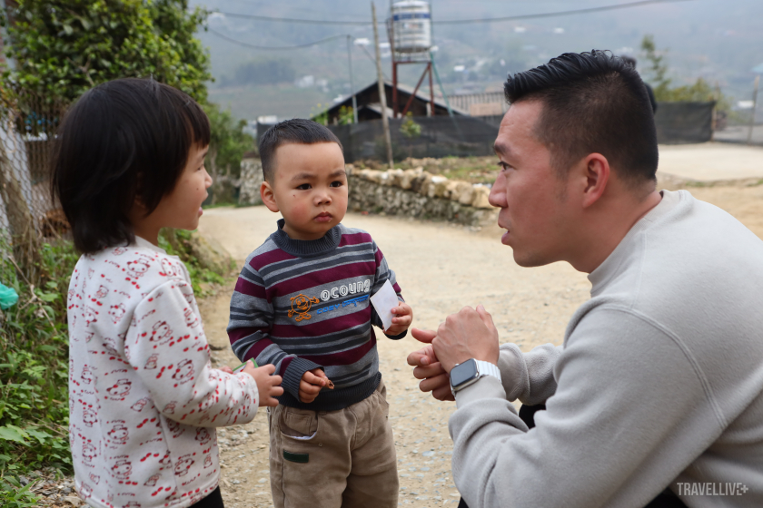 Youtuber Hoàng Nam Challenge Me trò chuyện với các em bé trên dọc đường.