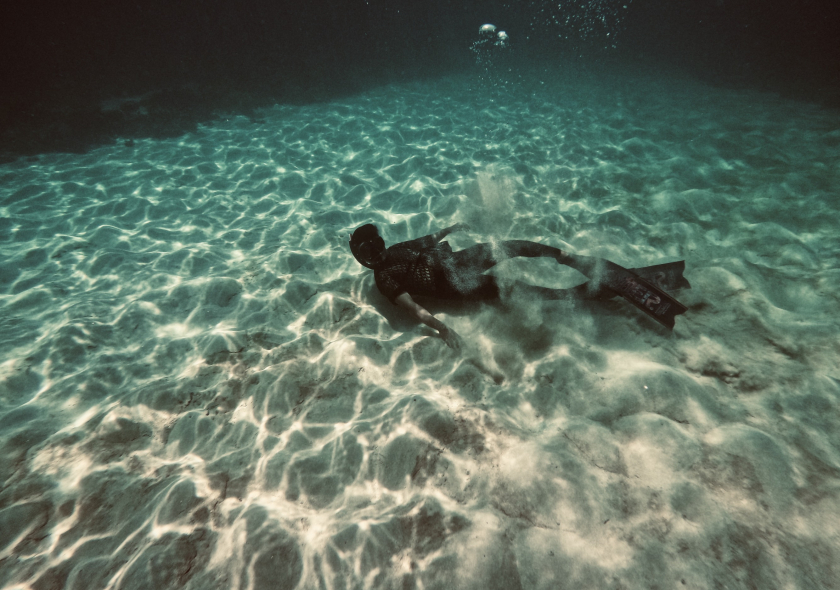 Trước khi lặn ngắm san hô, du khách đều được tập thở, chỉ cách mặc áo phao và được làm quen với kỹ năng bơi lặn an toàn...