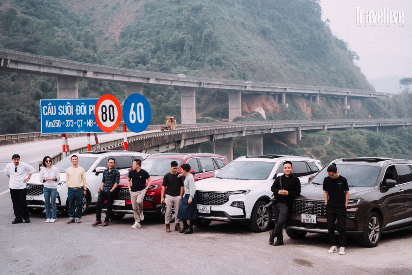 Đoàn tham quan chinh phục cung đường cao tốc Hà Nội - Lào Cai.