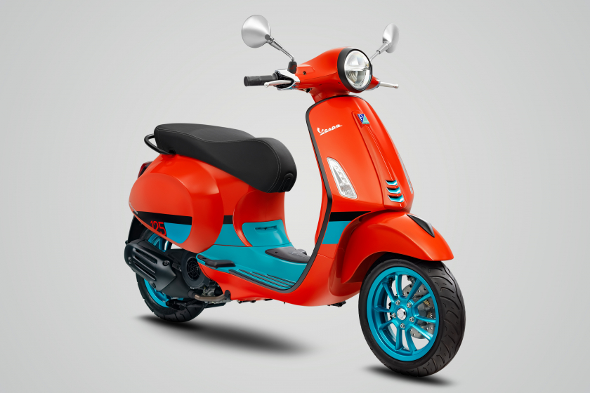 Vespa Primavera Color Vibe được cách điệu với hai màu tương phản trên thân xe, cùng nét tinh nghịch táo bạo từ các điểm nhấn trong thiết kế.