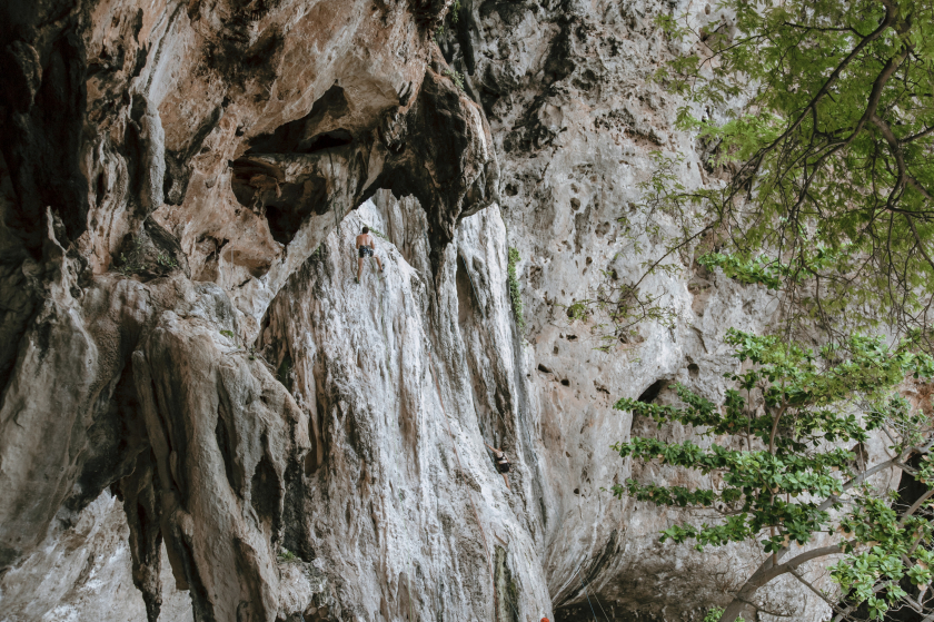 Hang động Bat Cave là hang động trong núi đá trên bờ biển. Đây là một trong những điểm nhất định phải khám phá tại biển Phra Nang