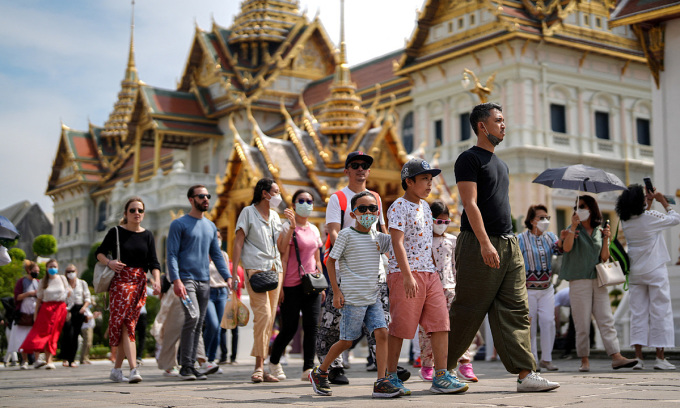 Khách du lịch tham quan Hoàng cung tại Bangkok ngày 7/1/2023. Ảnh: Reuters