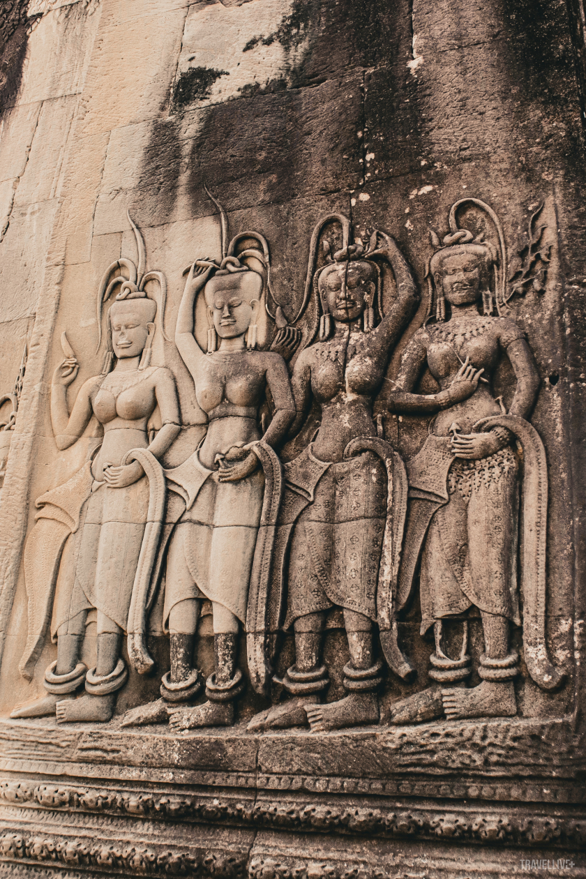 Có một số lượng rất lớn các điêu khắc tinh xảo nữ thần Apsara tại đây