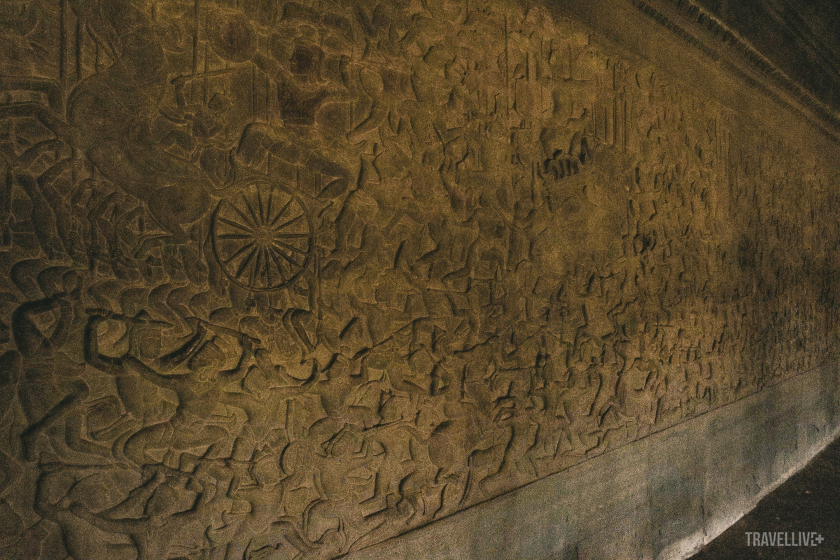Trên các bức tường bao quanh Angkor Wat, các vua Khmer đã cho tạc lên đây những phù điêu tinh xảo, kể lại những trận đánh, và lối sống của người Angkor xưa kia. Đây được xem là một tài liệu nghiên cứu vô giá mà họ để lại cho hậu thế