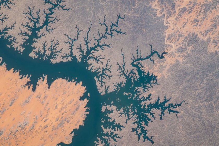 Hình ảnh các kênh và thung lũng phân nhánh của hồ Nasser, một hồ chứa khổng lồ ở miền nam Ai Cập