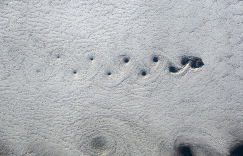 Một loạt xoáy xuất hiện trong các đám mây xuôi theo chiều gió của một hòn đảo thuộc quần đảo Kuril. Những mô hình này được gọi là 