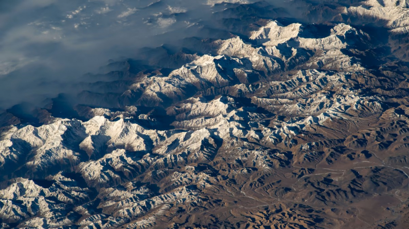 Một góc nhìn nghiêng về dãy Himalaya của Nepal