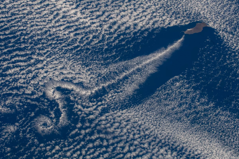 Isla Guadalupe, ngoài khơi bán đảo Baja của Mexico để lại một vùng nước hỗn loạn khi gió đẩy mây qua