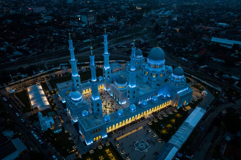 Quang cảnh từ trên không của Nhà thờ Hồi giáo Lớn Sheikh Zayed Solo khi những người theo đạo Hồi tham dự buổi cầu nguyện Tarawih để đánh dấu sự bắt đầu của tháng lễ Ramadan vào ngày 22 tháng 3 năm 2023 tại Thành phố Solo, Indonesia.