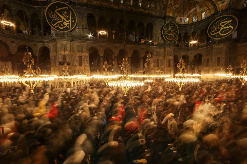 Các tín đồ tại nhà thờ Hồi giáo Hagia Sophia ở Istanbul, Thổ Nhĩ Kỳ. thực hiện buổi cầu nguyện ban đêm gọi là 'tarawih' vào đêm trước ngày đầu tiên của tháng ăn chay Ramadan.