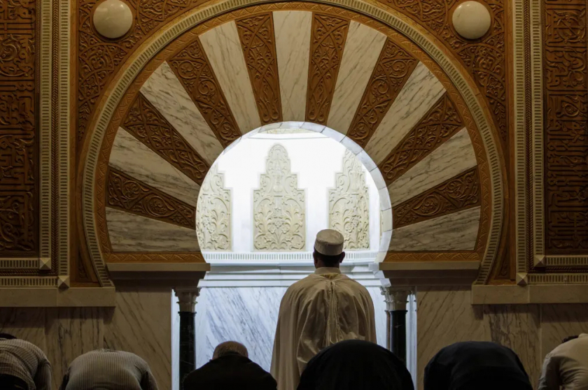 Người Hồi giáo thực hiện nghi lễ cầu nguyện tarawih ở Granada, Tây Ban Nha.