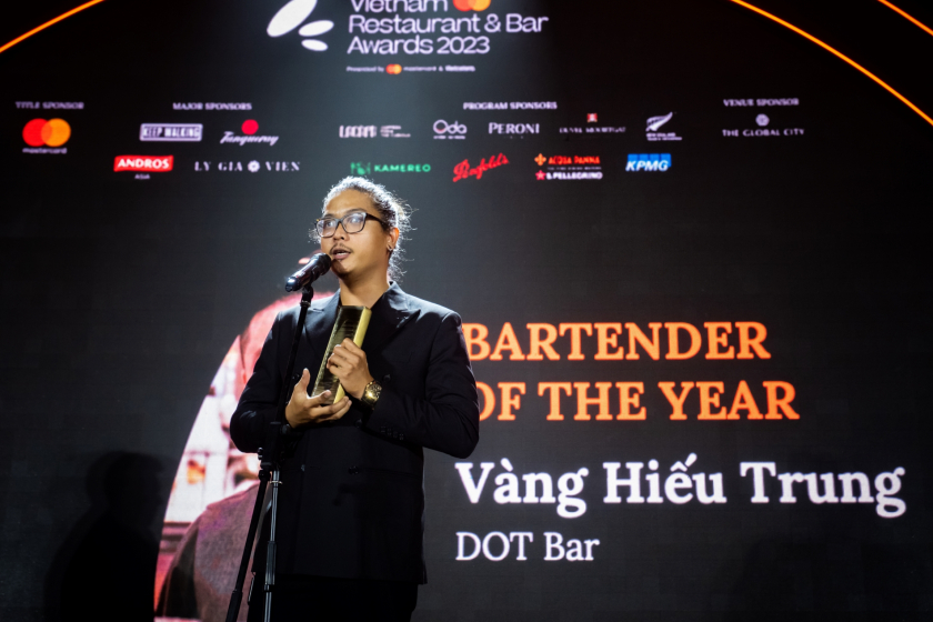 Bartender Vàng Hiếu Trung từ DOT Bar chính là Quán quân hạng mục Bartender của năm 2023 (Lê Ngọc Minh lên phát biểu nhận giải thay).