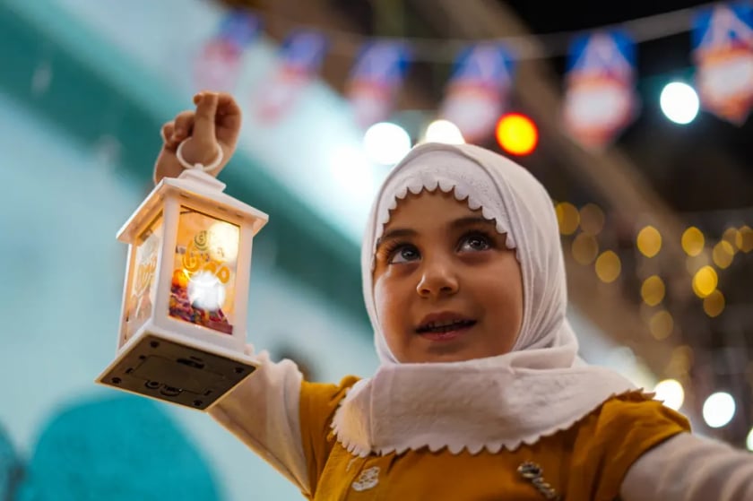 Trẻ em cầm trên tay những chiếc 'đèn lồng Ramadan' và đi dạo trên đường phố ở Mosul, Iraq.