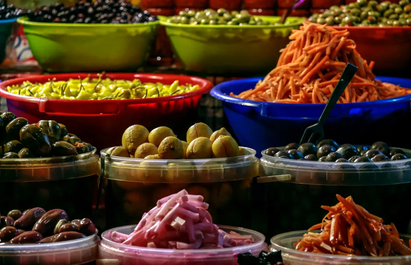 Thực phẩm được bày bán tại một khu chợ ở thành phố Gaza. Người Hồi giáo trên khắp thế giới kỷ niệm tháng lễ Ramadan bằng cách kiêng ăn và uống trong khoảng thời gian từ lúc mặt trời mọc đến lúc mặt trời lặn.
