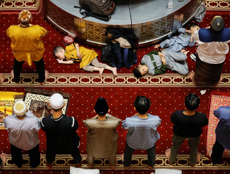 Hình ảnh những đứa trẻ nghỉ ngơi khi người Hồi giáo dâng lễ cầu nguyện tại Đại Thánh đường Hồi giáo Istiqlal ở Jakarta, Indonesia.