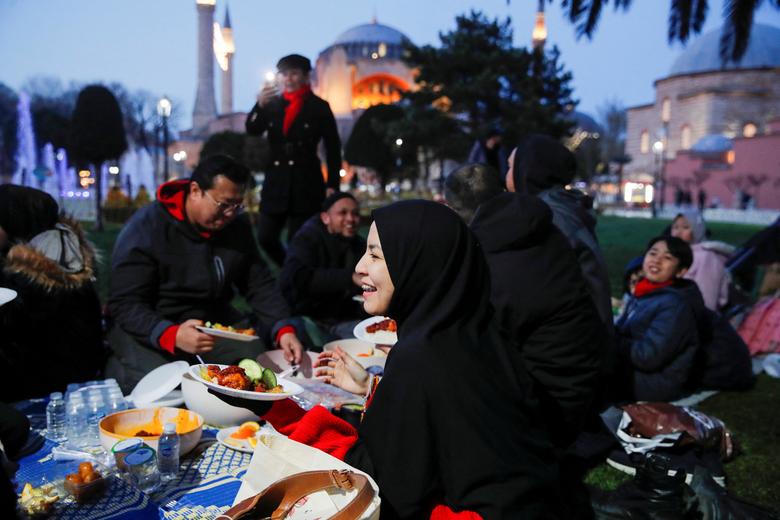 Mọi người dùng bữa iftar (bữa ăn nhanh) tại Quảng trường Sultanahmet trong ngày đầu tiên của tháng ăn chay tại Istanbul, Thổ Nhĩ Kỳ ngày 23 tháng 03.