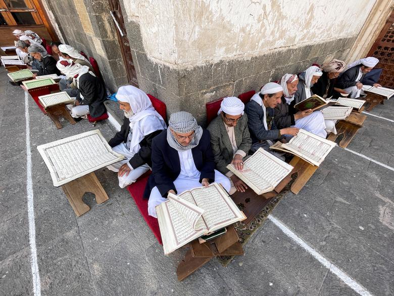 Mọi người đọc kinh Koran tại Nhà thờ Hồi giáo lớn trước tháng ăn chay ở Sanaa, Yemen ngày 22 tháng 03.
