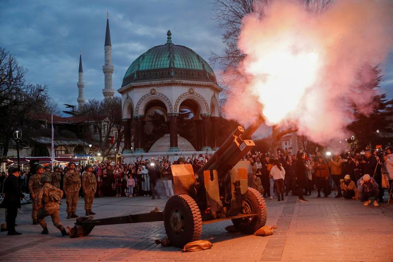 Binh lính Thổ Nhĩ Kỳ bắn đại bác để đánh dấu việc kết thúc nhịn ăn vào ngày đầu tiên của tháng Ramadan tại quảng trường Sultanahmet ở Istanbul, Thổ Nhĩ Kỳ ngày 23 tháng 03.