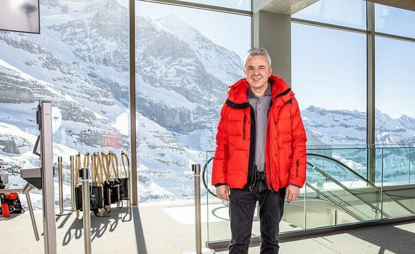 Urs Kessler chụp ảnh ở Grindelwald, Thụy Sĩ hồi tháng 2. Ảnh: Reuters