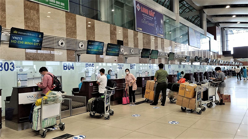 Khách hàng làm thủ tục ở sân bay Nội Bài.