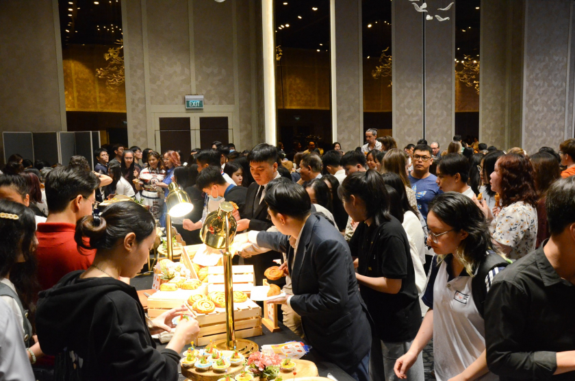 Khán giả thích thú thưởng thức những món ăn Pháp được bày trí đẹp mắt tại Khách sạn Sofitel.