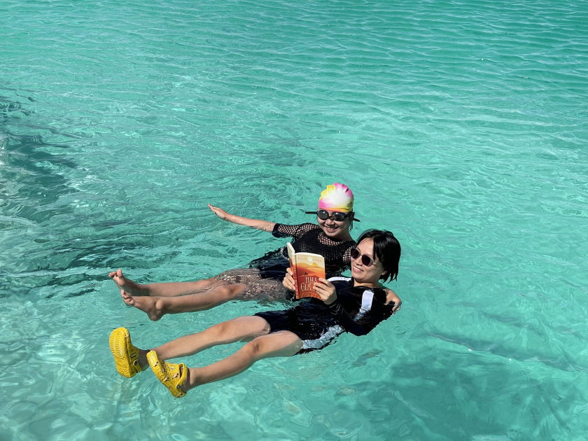 Mai Linh vui vẻ đọc sách khi ngâm mình trong Hồ Muối.