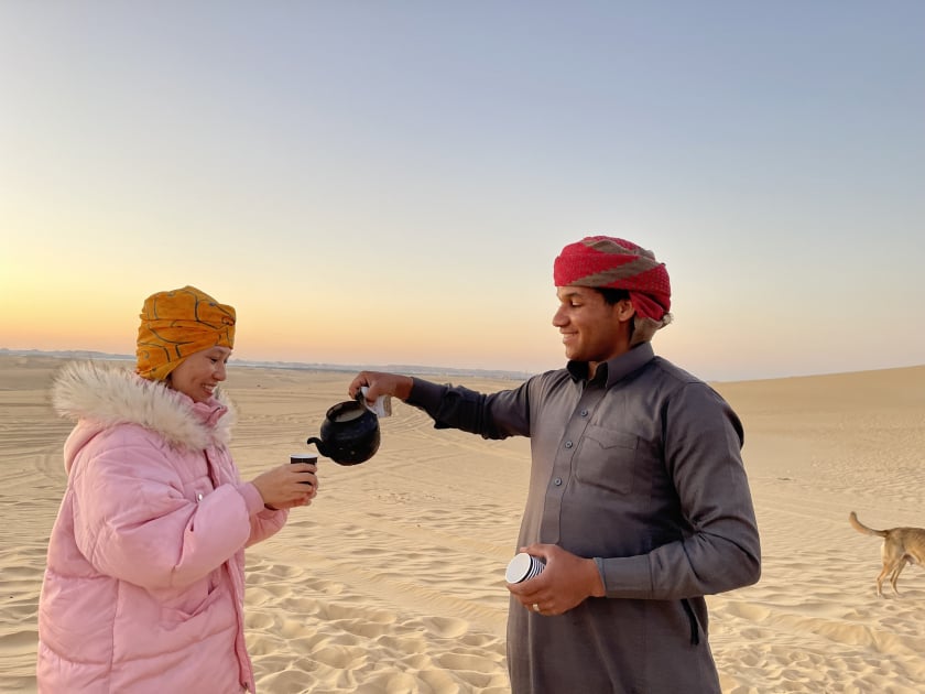 Chiều hoàng hôn sa mạc Sahara uống trà lá bạc hà cùng người bạn Ả Rập.
