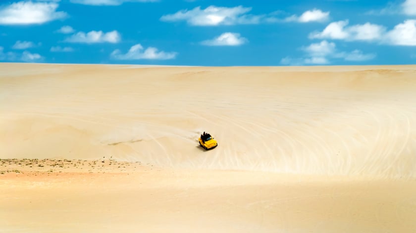 Đồi cát trắng là địa điểm không thể bỏ qua khi tham quan Mũi Né bằng tour xe jeep