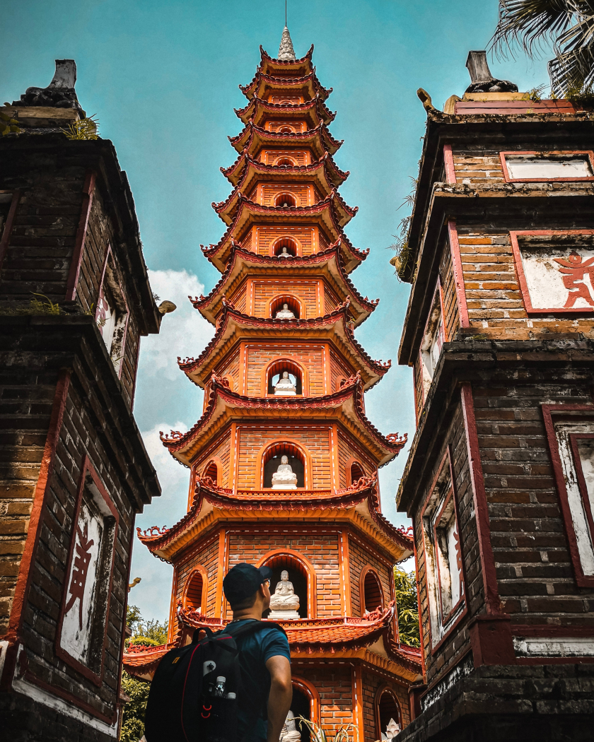 Chùa Trấn Quốc nằm ngay tại trung tâm Hà Nội nên được rất nhiều du khách trong nước và quốc tế ghé thăm.