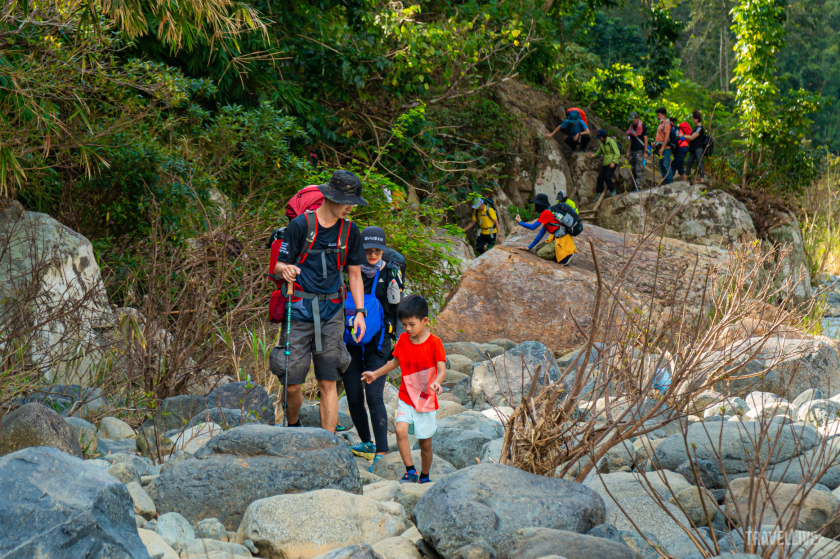 Các bé tham gia chuyến đi bộ tại Tà Giang. Trước khi đi, bé đã được dẫn đi cắm trại và có trước một số chuyến đi rừng ngắn trong ngày.