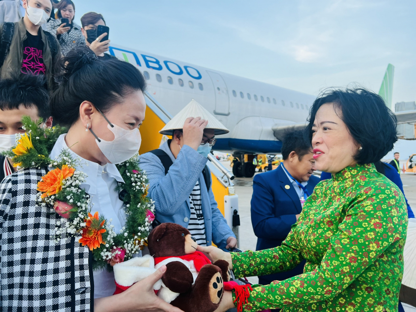 Bà Lê Thị Hồng Minh - Tổng giám đốc Công ty cổ phần Nhà ga quốc tế Cam Ranh tặng quà cho du khách Trung Quốc.