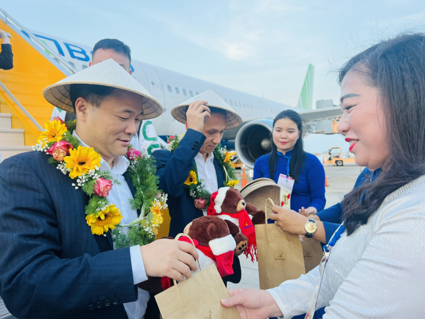 Bà Nguyễn Thị Lệ Thanh - Giám đốc Sở Du lịch tặng quà cho khách Trung Quốc đến Khánh Hòa trên chuyến bay của Bamboo Airways.