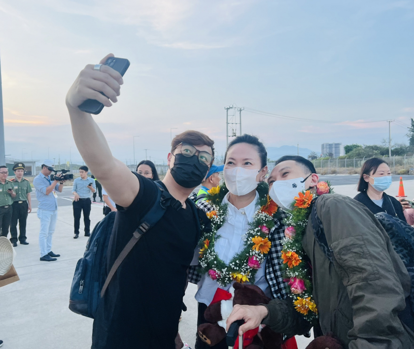 Du khách Trung Quốc chụp hình selfie khi đến Khánh Hòa.