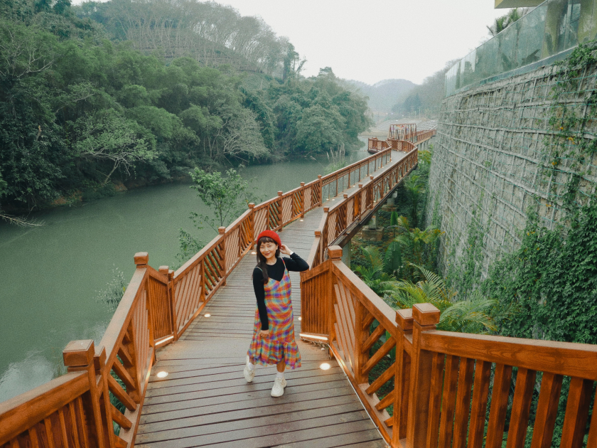 Nếu có thời gian ở lại thêm buổi chiều, có thể ghé tới những điểm check-in xa trung tâm một chút như Hekou Town Batiaoban