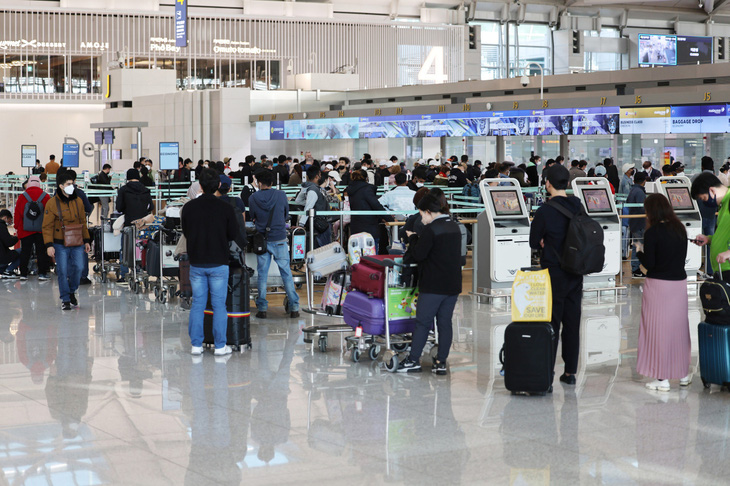 Hành khách xếp hàng tại quầy làm thủ tục ở Sân bay quốc tế Incheon, Hàn Quốc. Ảnh tư liệu: yna.co.kr