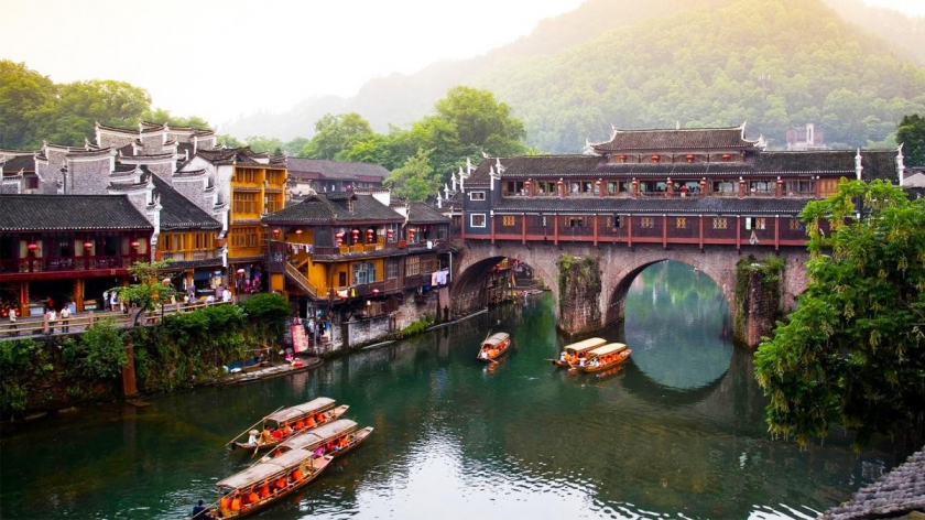 Phượng Hoàng Cổ Trấn là một trong những điểm du lịch nổi tiếng bậc nhất của Trung Quốc, thu hút nhiều khách tham quan