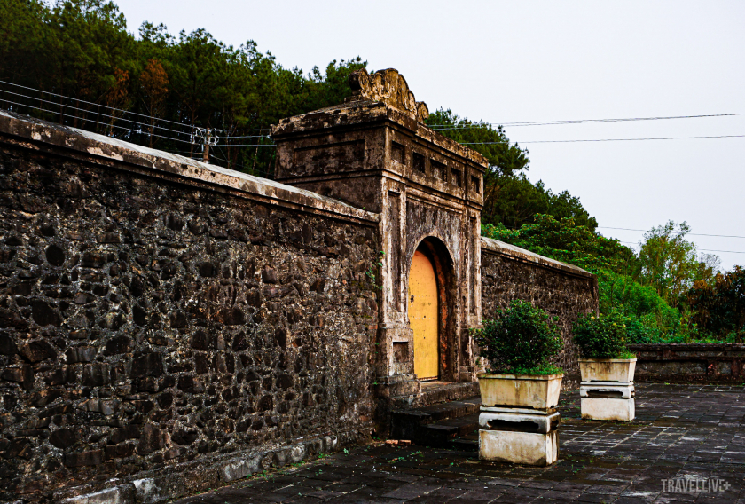 Phía sau mảng tường này, sau cánh cổng màu vàng kia là nơi chôn cất một hộp sọ.