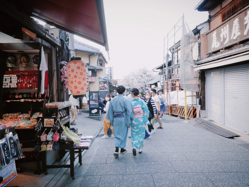 Khi đến tham quan Kyoto, du khách còn được trải nghiệm một trải nghiệm vô cùng đặc biệt: thuê kimono và chụp hình tại những con phố cổ
