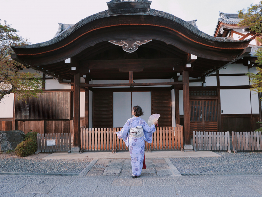 Trong tiếng Nhật, kimono đơn giản chỉ là quần áo. Với nghĩa rộng của từ này, được coi là quốc phục cổ truyền của người Nhật